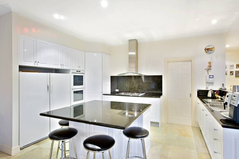 Opulent Family Oasis on Over 1600m2 Picture 2