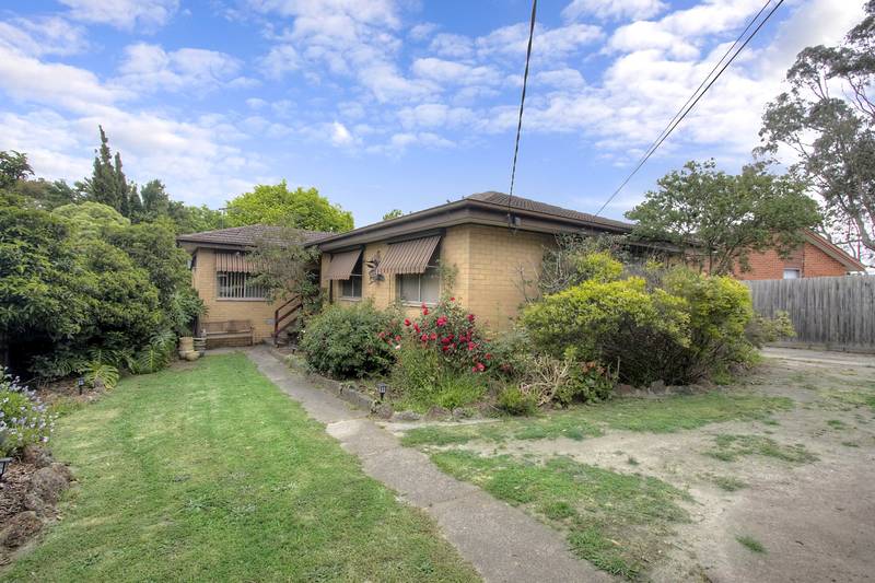 Walk to the Railway Station & Shops Picture 1