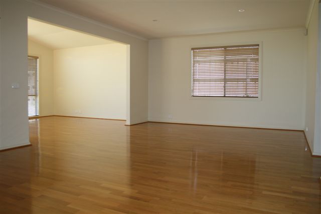 Substantial Ex-Display on 700m2 Picture 2