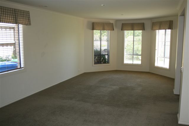 Substantial Ex-Display on 700m2 Picture 3