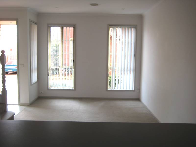 * Sun-filled townhouse in prime location * Picture 3