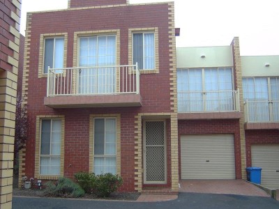 * Sun-filled townhouse in prime location * Picture