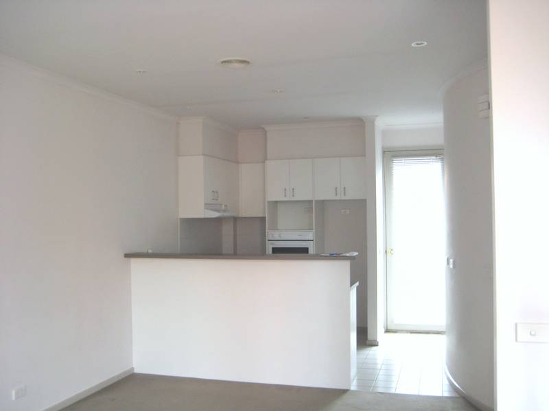 * Sun-filled townhouse in prime location * Picture 2