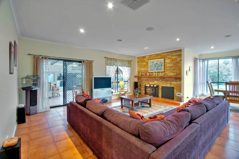 Commanding Family Domain In Quiet Court Picture 3