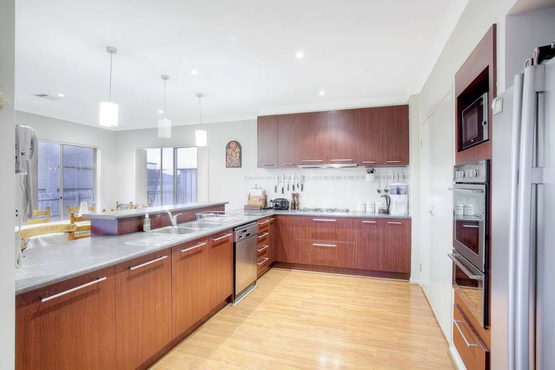 A Rare North Side Offering - 5 Bedrooms Picture 3