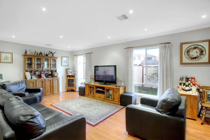 A Rare North Side Offering - 5 Bedrooms Picture 2