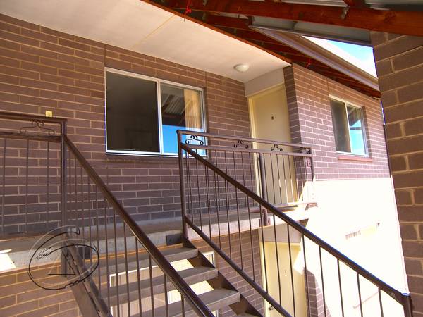 2 bedroom townhouse Picture 1