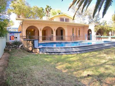 HUGE HOME WITH RESORT POOL! Picture HUGE HOME WITH RESORT POOL! Picture