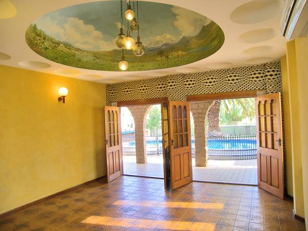 HUGE HOME WITH RESORT POOL! Picture 2