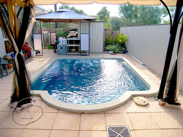 STUNNING EXECUTIVE UNIT WITH INGROUND POOL Picture 1