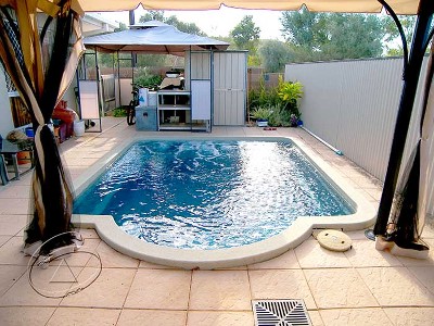 STUNNING EXECUTIVE UNIT WITH INGROUND POOL Picture