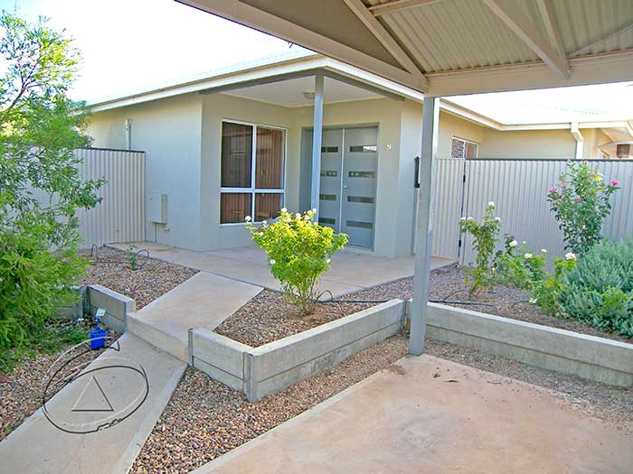 STUNNING EXECUTIVE UNIT WITH INGROUND POOL Picture 2