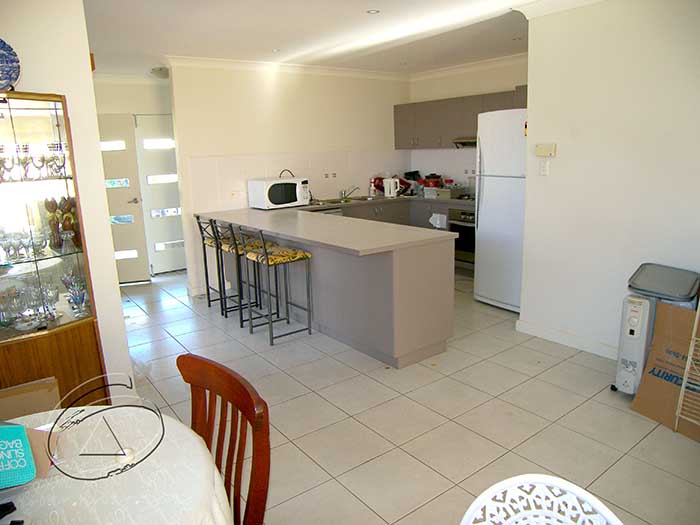 STUNNING EXECUTIVE UNIT WITH INGROUND POOL Picture 3