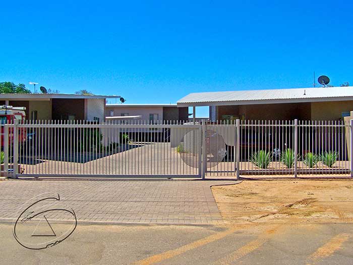 SECLUDED, PRIVATE & MODERN Picture 1