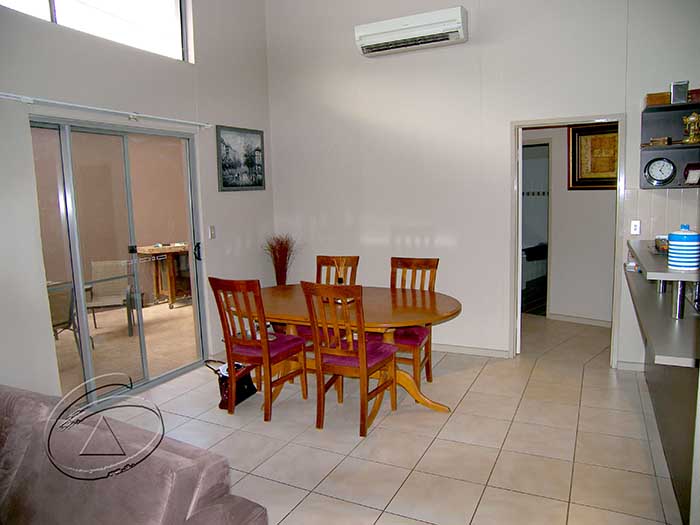 SECLUDED, PRIVATE & MODERN Picture 3