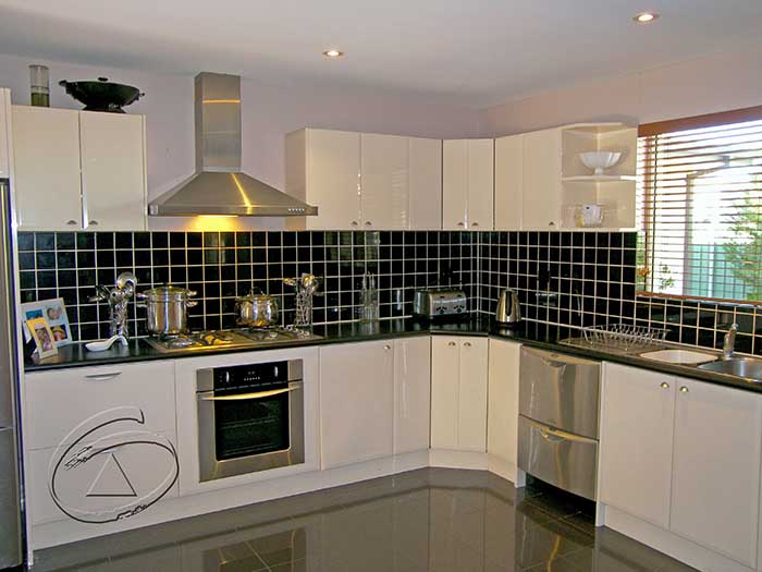 EXCELLENT HOME WITH EVERYTHING Picture 3