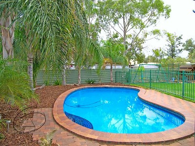 QUALITY HOME WITH POOL Picture