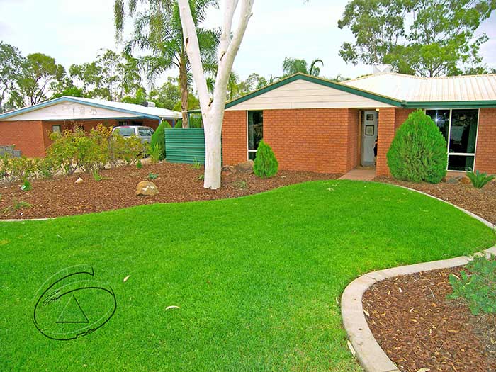 QUALITY HOME WITH POOL Picture 3