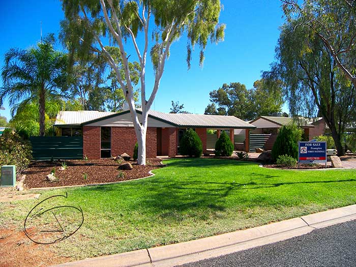 QUALITY HOME WITH POOL Picture 2