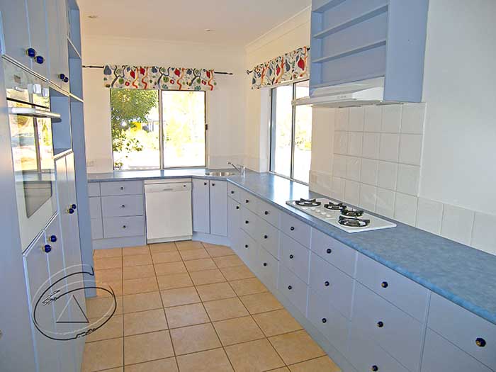 AT THE EDGE OF THE EARTH Picture 3