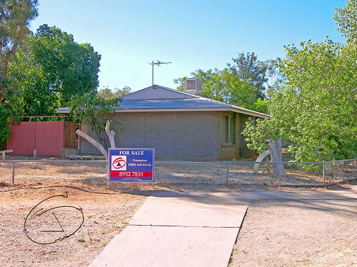 FAMILY READY HOME IN NEED OF ATTENTION Picture 1