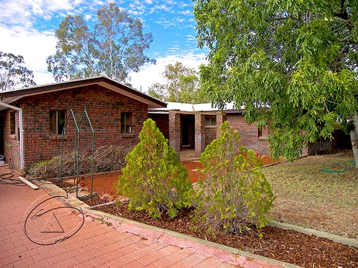 LARGE FAMILY HOME Picture 1