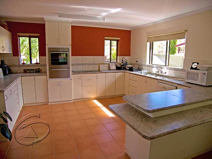 LARGE FAMILY HOME Picture 3