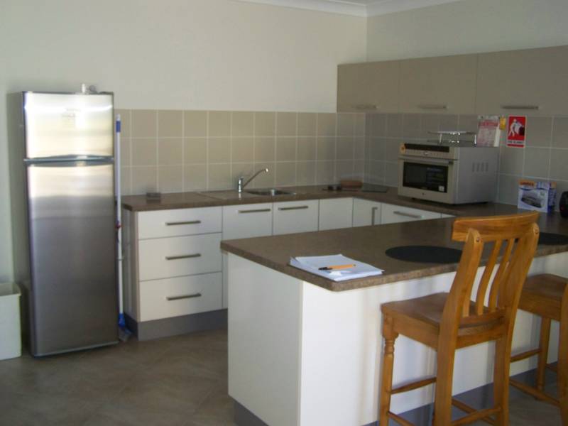 EXECUTIVE MOTEL UNITS Picture 3