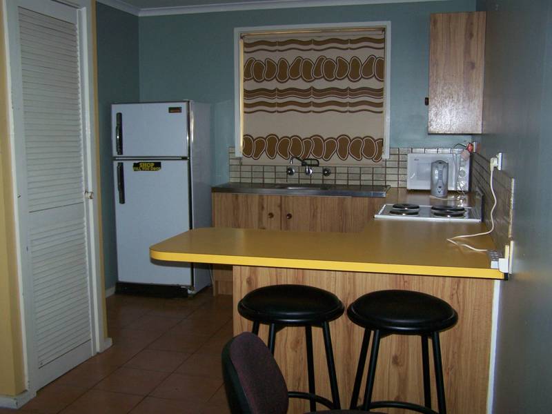 LOVELY 2 BEDROOM UNIT IN QUIET COMPLEX Picture 3