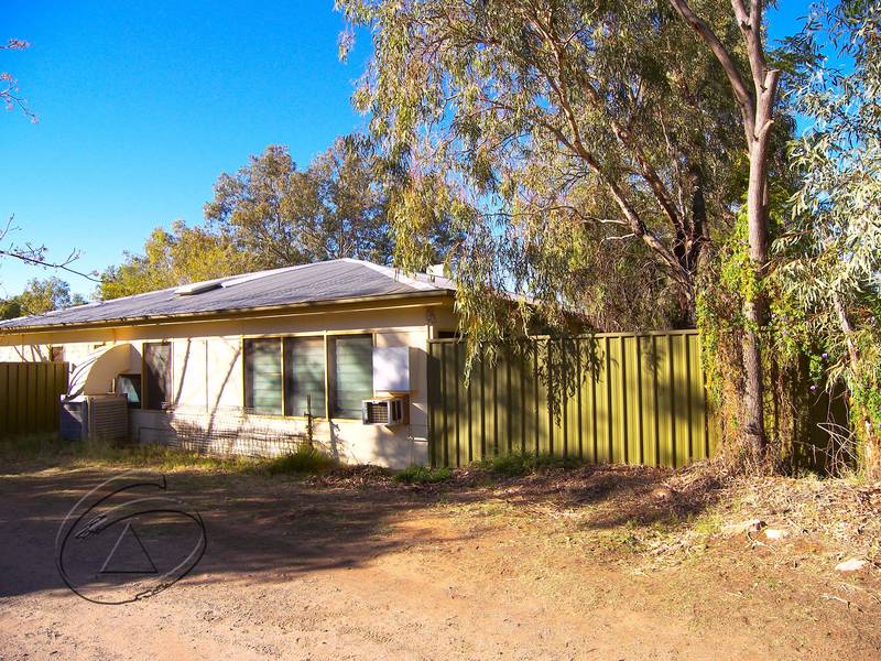 SHARE HOUSE WITH LOTS OF ROOM Picture 1