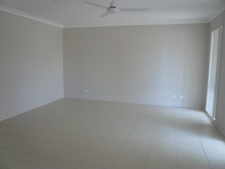 MASSIVE HOME WITH THREE LIVING AREAS !!!!! Picture 3