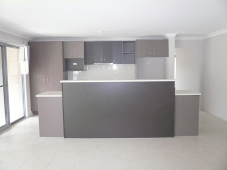 LARGE HOME WITH THREE MASSIVE LIVING AREAS !!!!! Picture 1