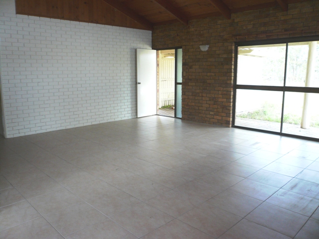 NEED SPACE? LOOK NO FURTHER WITH OVER 6 ACRES OF LAND!!!! Picture 3