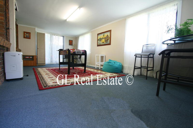 3 BEDROOM-NEAR NEW KITCHEN-LARGE SEPARATE RUMPUS Picture 3