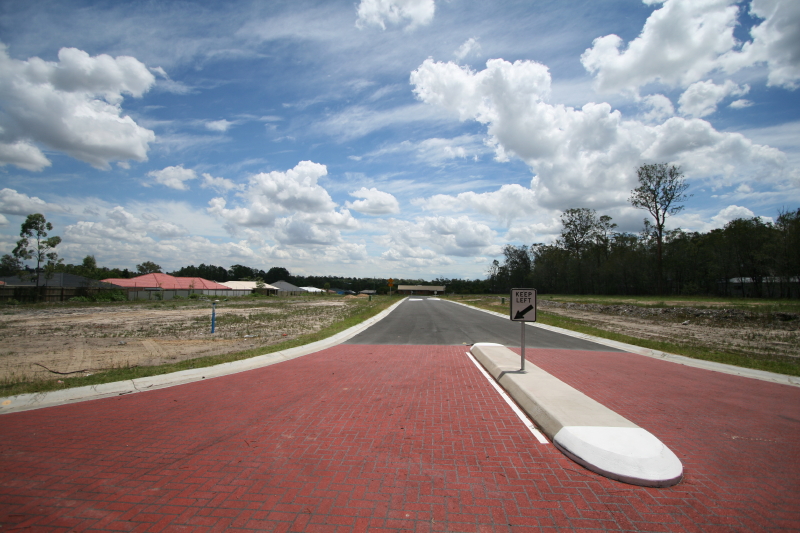 LAND AVAILABLE IN CRESTMEAD, WITH NO BUILDERS TERMS. Picture 2