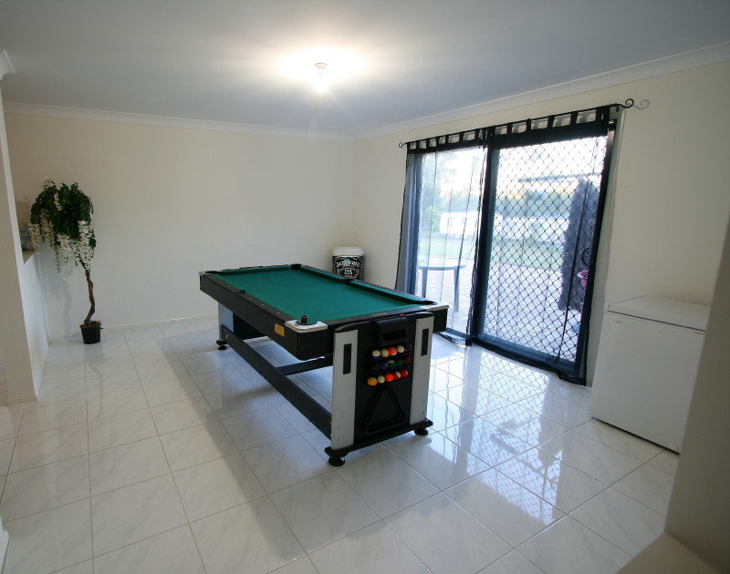 THIS PROPERTY HAS TO BE SOLD!! 5 BEDROOMS - 3 BATHROOMS Picture 2