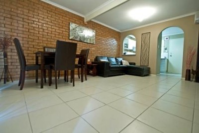 TOWN HOUSE $270.OO PW Picture TOWN HOUSE $270.OO PW Picture