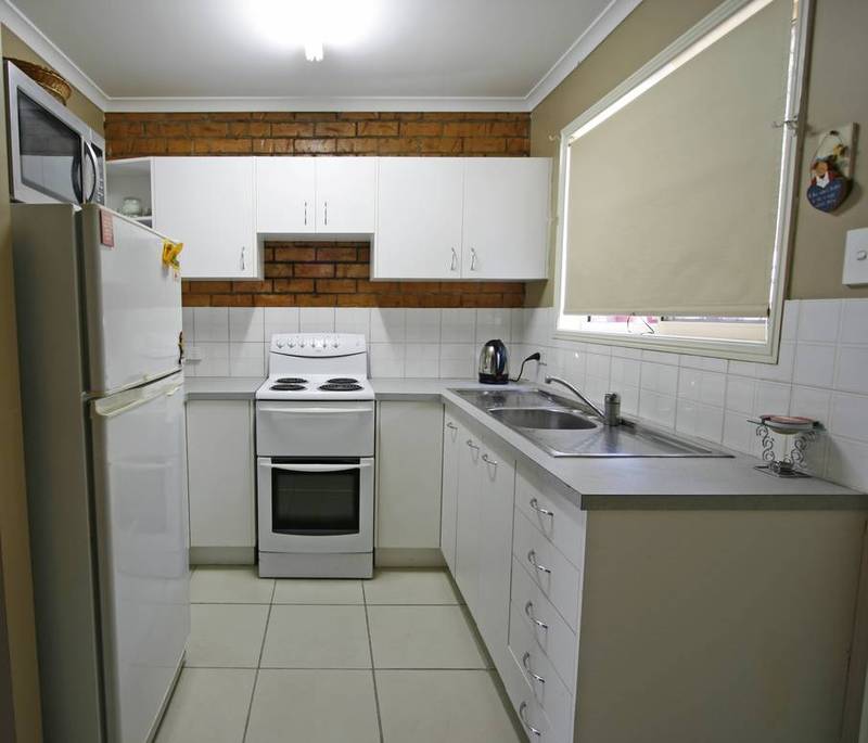 TOWN HOUSE $270.OO PW Picture 2