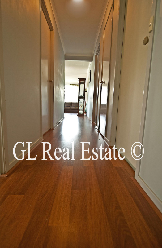 INVESTORS & FIRST HOME OWNERS. THE OWNER SAYS SELL. BRING ALL OFFERS!! Picture 3