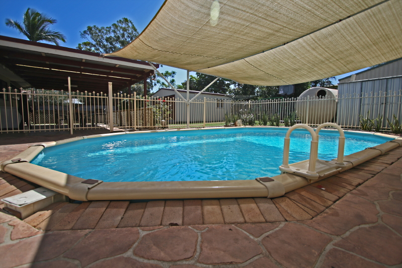 EXCELLENT BUYING IN CRESTMEAD Picture 2