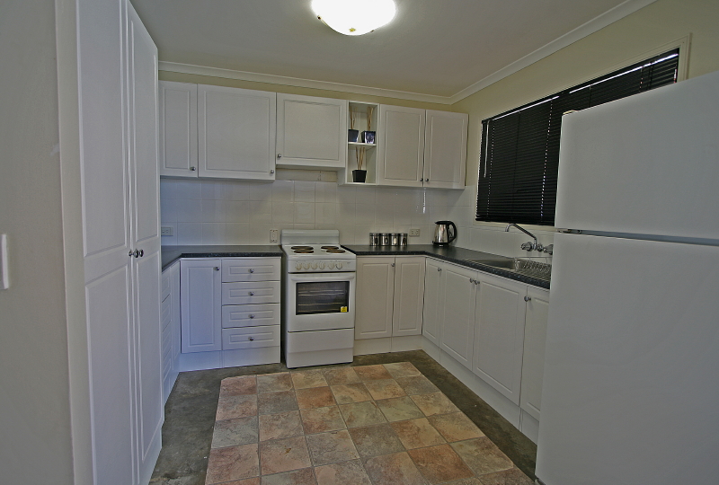 EXCELLENT BUYING IN CRESTMEAD Picture 3