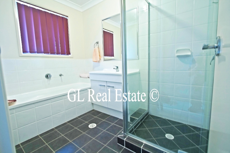 REGENTS PARK - REDUCED HEAVILY TO $415,000, CALL NOW! Picture 3