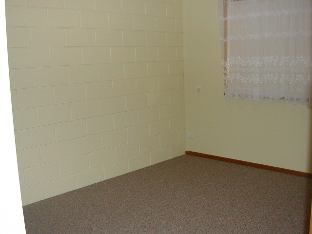 CONVENIENT LOCATION - NEAR UNI Picture