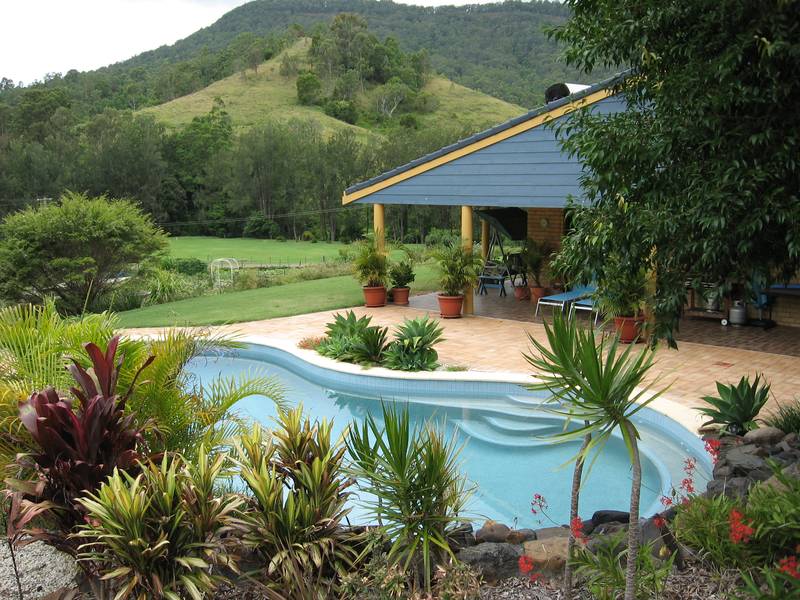 LIFESTYLE & INCOME Picture 1