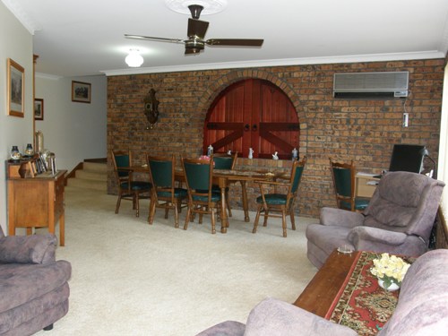 HIDDEN TREASURE AT END OF CUL DE SAC Picture