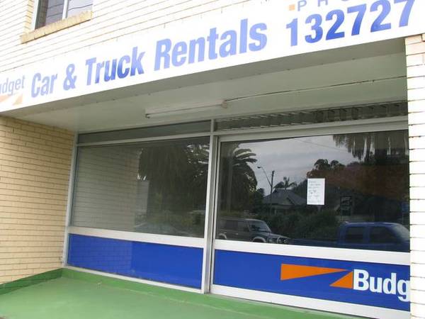 Is 25,000 cars past your door a day helpful to you ? Picture 1