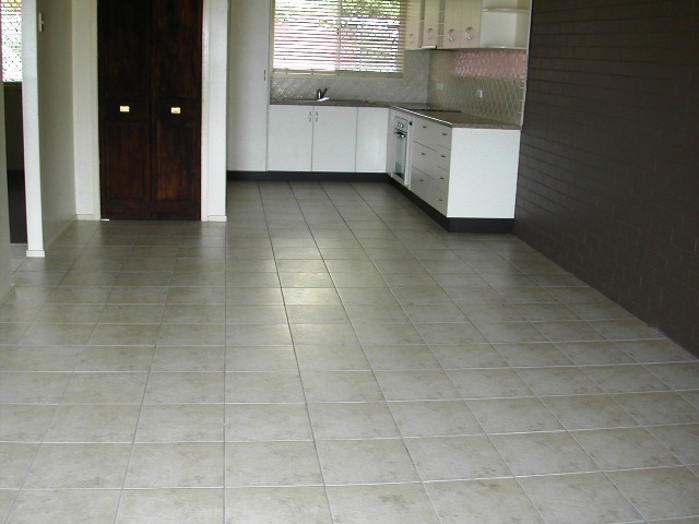 RENOVATED 2 BED UNIT Picture 3