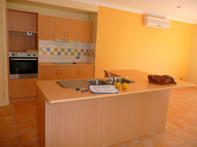 LARGE MODERN HOME Picture 2