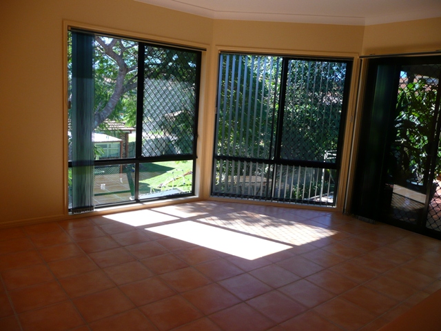 LARGE MODERN HOME Picture 3