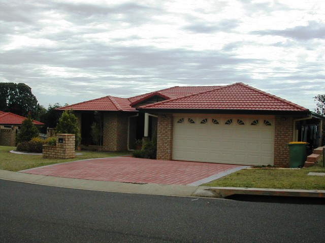 LARGE MODERN HOME Picture 1